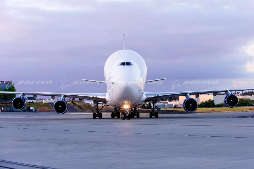 Boeing Images - Boeing Dreamlifter Unloading 787 Wings