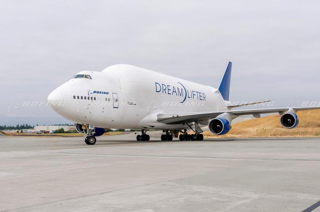 Boeing Images - Boeing Dreamlifter Unloading 787 Middle Body Sections